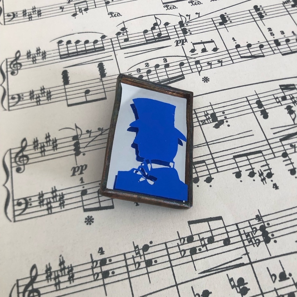 Handmade Vinyl Print Silhouette Mirror Brooch - Picture 4 of 9